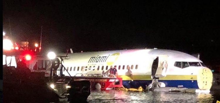 Un avión Boeing 737 fletado que se deslizó de una pista hacia el río St. Johns cuando aterrizó en la Estación Aérea Naval de Jacksonville el 3 de mayo 2019. Foto: Oficina del Alguacil de Jacksonville, Florida / EPA / EFE.