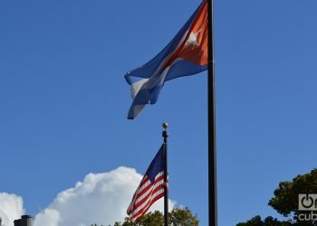 Banderas cubana y estadounidense en Miami. Foto: Marita Pérez Díaz.