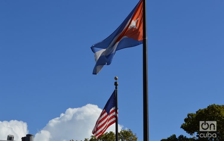 Banderas cubana y estadounidense en Miami. Foto: Marita Pérez Díaz.