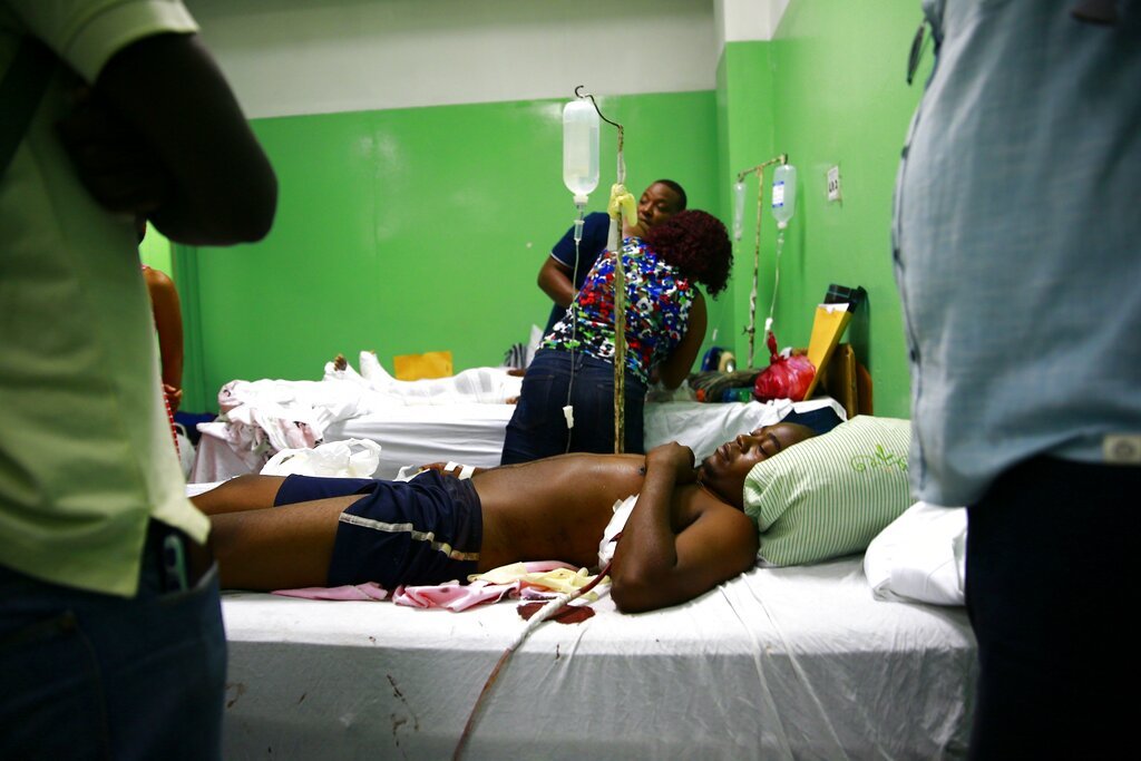 Berlin Sylveste es atendido en la sala de emergencia del Hospital General tras haber sido baleado, en Puerto Príncipe, Haití, el jueves 25 de abril del 2019. (AP Foto/Dieu Nalio Chery)