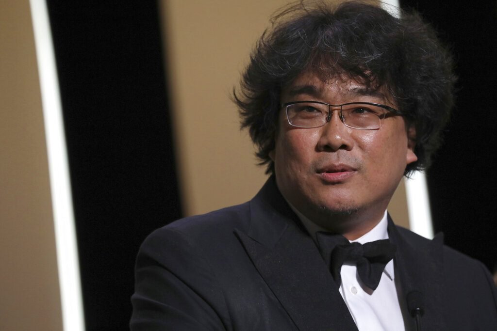 El director surcoreano Bong Joon-ho recibe la Palma de Oro por su sátira social "Parasite" en la 72da edición del festival de cine de Cannes, Francia, sábado 25 de mayo de 2019. Foto: Vianney Le Caer/Invision/AP.