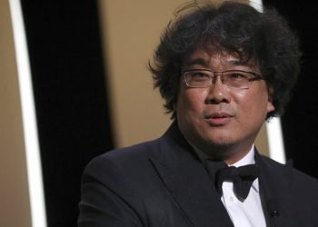 El director surcoreano Bong Joon-ho recibe la Palma de Oro por su sátira social "Parasite" en la 72da edición del festival de cine de Cannes, Francia, sábado 25 de mayo de 2019. Foto: Vianney Le Caer/Invision/AP.