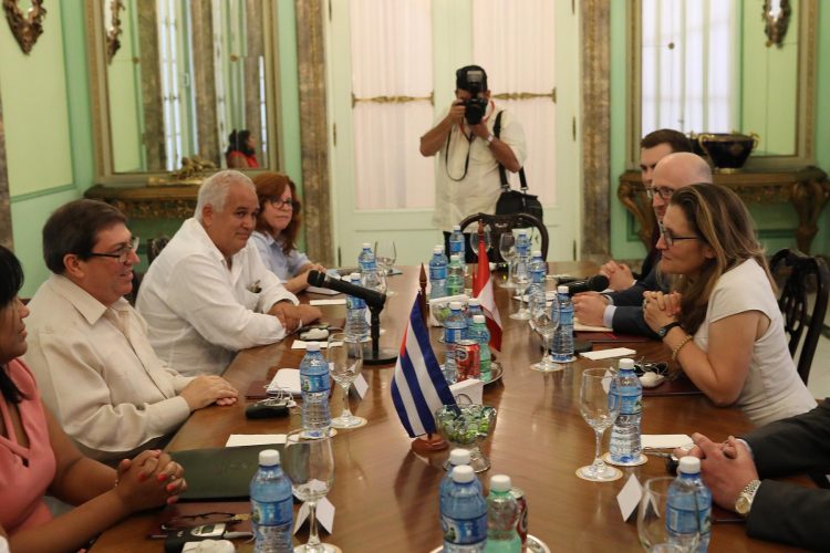 La ministra de Relaciones Exteriores de Canadá, Chrystia Freeland (d), habla con el ministro de Relaciones Exteriores de Cuba, Bruno Rodríguez (2-i), el 16 de mayo de 2019 en La Habana. Foto: Alexandre Meneghini / Pool / EFE.