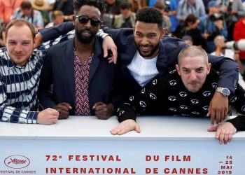 De izquierda a derecha, los actores Damien Bonnard y Djebril Zonga, el director Ladj Ly y el Alexis Manenti posan con motivo del estreno de su película "Les Miserables" en el Festival de Cine de Cannes.  Foto: International News