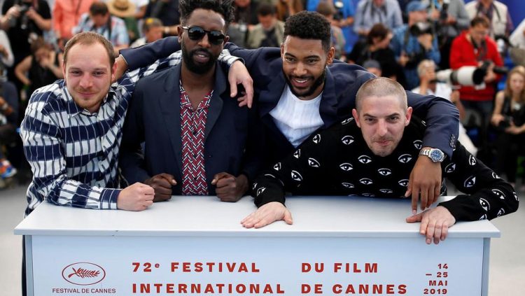 De izquierda a derecha, los actores Damien Bonnard y Djebril Zonga, el director Ladj Ly y el Alexis Manenti posan con motivo del estreno de su película "Les Miserables" en el Festival de Cine de Cannes.  Foto: International News