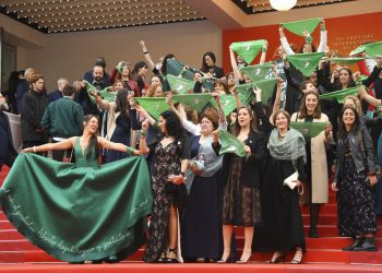 El elenco y el equipo del documental argentino "Que sea ley" se manifiestan por la legalización del aborto en la Argentina en la alfombra roja antes del estreno del filme "The Wild Goose Lake" en el festival internacional de cine de Cannes, sábado 18 de mayo de 2019. (Foto by Arthur Mola/Invision/AP)