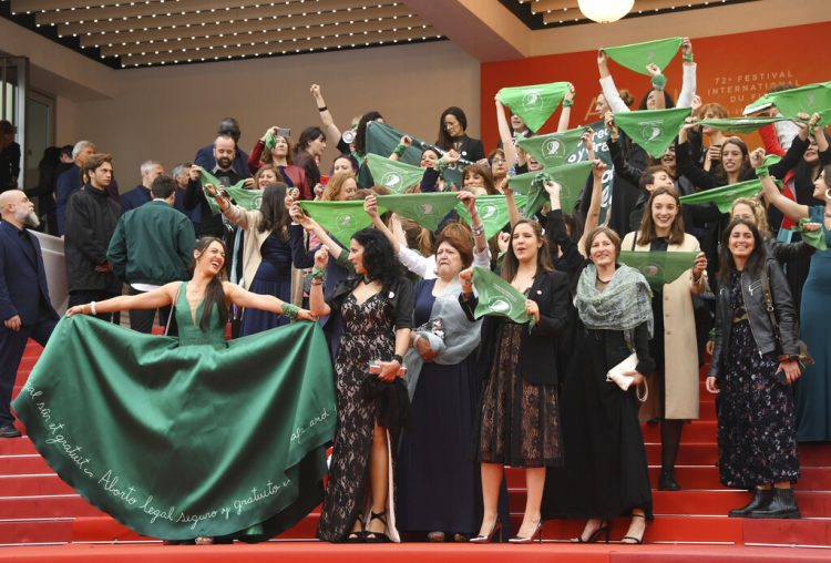 El elenco y el equipo del documental argentino "Que sea ley" se manifiestan por la legalización del aborto en la Argentina en la alfombra roja antes del estreno del filme "The Wild Goose Lake" en el festival internacional de cine de Cannes, sábado 18 de mayo de 2019. (Foto by Arthur Mola/Invision/AP)