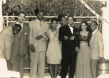 El percusionista Chano Pozo (i) posando junto a Bebo Valdés (3i), Miguelito Valdés (3d) y Olga Chaviano (2d), y otras personas sin identificar, que aparece en el libro "Chano Pozo. La vida (1915-1948)", de Rosa Marquetti, que acaba de publicar la editorial de Miami Unos & Otros. Foto: Colección Tommy Meini / EFE.