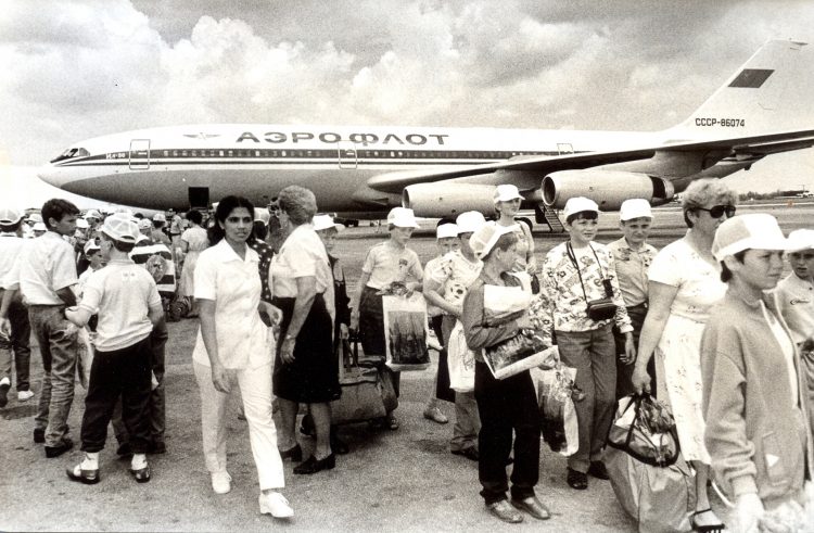 Niños de la entonces Unión Soviética de la afectados por el desastre nuclear de Chernóbil a su llegada a Cuba para recibir atención médica. Foto: pasatiempo.pe