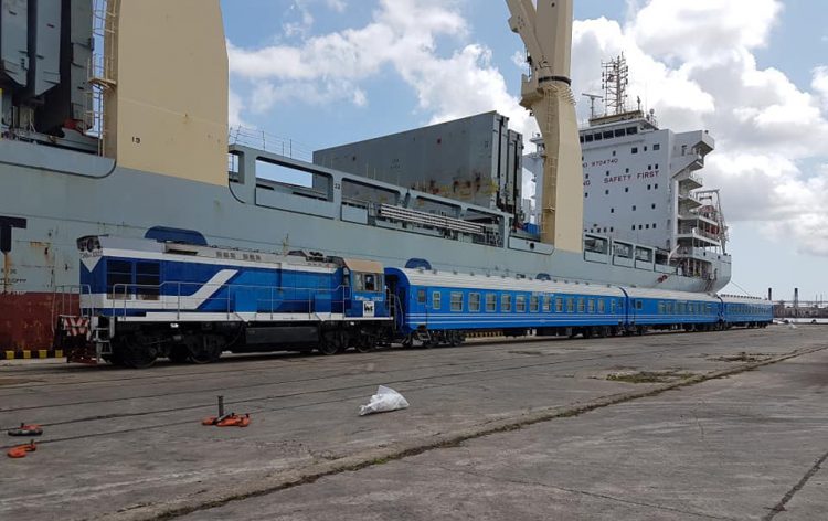 Nuevos coches chinos para el ferrocarril cubano en el puerto de La Habana, el 19 de mayo de 2019. Foto: @JuventudRebelde / Twitter.
