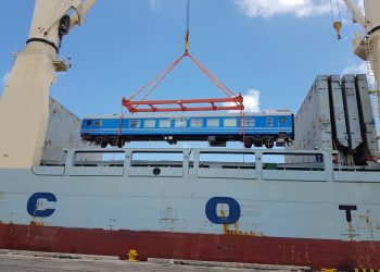 Descarga de nuevos coches chinos para el ferrocarril cubano en el puerto de La Habana, el 19 de mayo de 2019. Foto: @JuventudRebelde / Twitter.