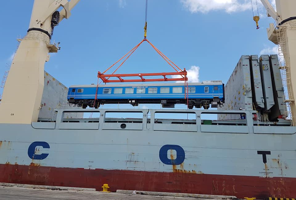 Descarga de nuevos coches chinos para el ferrocarril cubano en el puerto de La Habana, el 19 de mayo de 2019. Foto: @JuventudRebelde / Twitter.