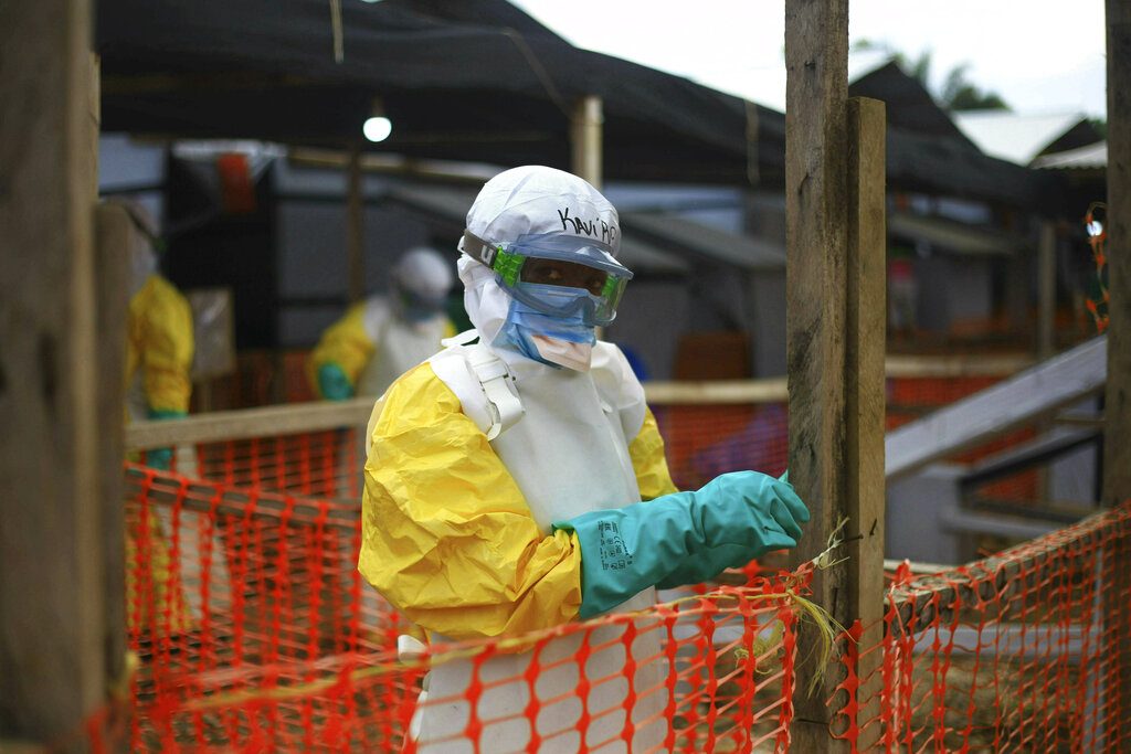 Un trabajador de sanidad aparece en un centro de tratamiento contra el ébola en Beni, en el oriente del Congo, el martes 16 de abril del 2019. (AP Foto/Al-hadji Kudra Maliro)