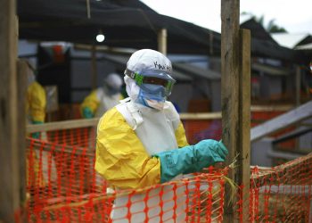 Un trabajador de sanidad aparece en un centro de tratamiento contra el ébola en Beni, en el oriente del Congo, el martes 16 de abril del 2019. (AP Foto/Al-hadji Kudra Maliro)