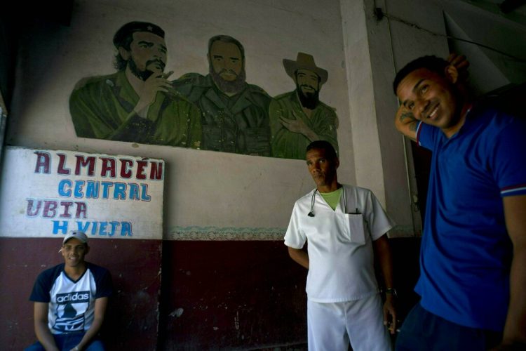 Un descanso dentro de almacén en La Habana, el miércoles 17 de abril de 2019. Foto: Ramón Espinosa / AP.