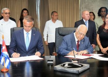 El vicepresidente cubano Ricardo Cabrisas (derecha-delante), y el vice primer ministro de Inversiones e Informatización de Eslovaquia (izquierda-delante), Richard Raši, firman un acuerdo para la consolidación de las relaciones económicas entre ambos países, el lunes 13 de mayo de 2019. Foto: Cubaminrex.