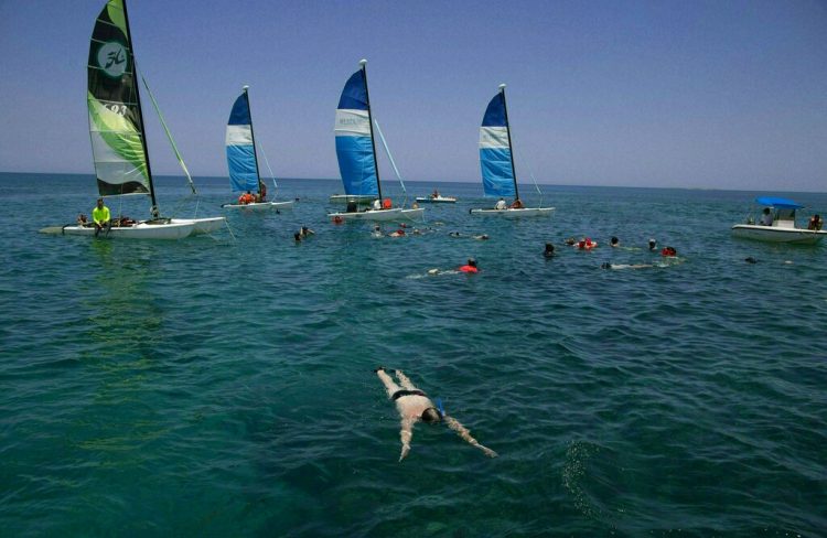 Turistas hacen snorkel en la playa de Varadero, Cuba. Foto: Ismael Francisco / AP / Archivo.