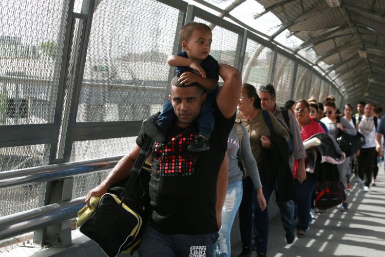 En esta fotografía del 29 de abril de 2019, migrantes cubanos que intentan llegar a EE.UU. son escoltados por las autoridades de inmigración mexicanas en Ciudad Juárez, México. Foto: Christian Torres / AP / Archivo.