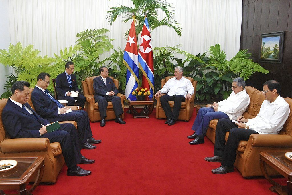 El presidente cubano, Miguel Díaz-Canel (3-d), recibe al vicepresidente del Comité Central del Partido del Trabajo de Corea, Ri Su-yong (4-i), el jueves 23 de mayo de 2019. Foto: Estudios Revolución.