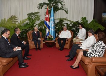 El presidente cubano, Miguel Díaz-Canel (4-i), y el director general del Organismo Internacional de la Energía Atómica, el japonés Yukiya Amano (3-d), se reúnen en La Habana el 17 de mayo de 2019. Foto: @BrunoRguezP / Twitter.