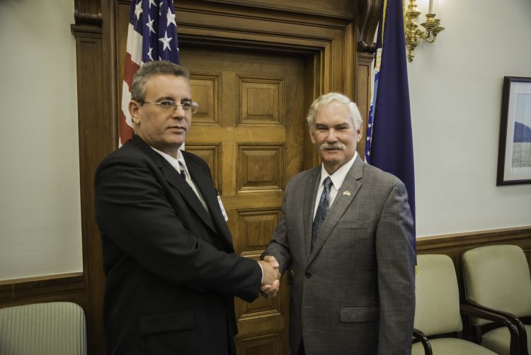 Michael Scuse (derecha) saluda al Ministro Cubano de agricultura Gustavo Rodriguez Rollero en una reunión en Washington en Junio de 2016. Foto: Steve Thompson.