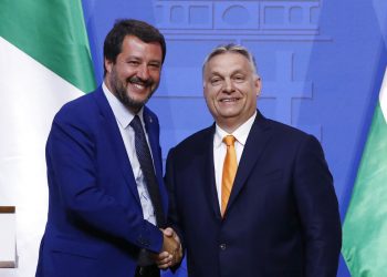 El viceprimer ministro italiano Matteo Salvini (izq) y el presidente de Hungría Viktor Orban posan para una foto durante una conferencia de prensa en Budapest el 2 de mayo de 2019. Foto: Szilard Koszticsak / MTI vía AP.