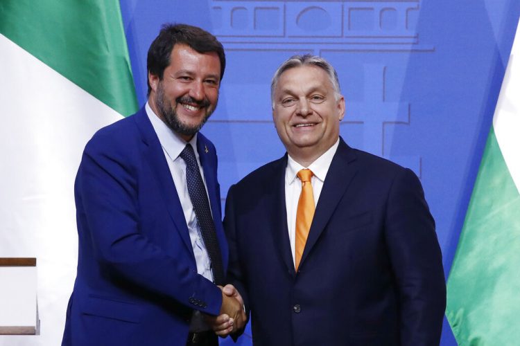 El viceprimer ministro italiano Matteo Salvini (izq) y el presidente de Hungría Viktor Orban posan para una foto durante una conferencia de prensa en Budapest el 2 de mayo de 2019. Foto: Szilard Koszticsak / MTI vía AP.