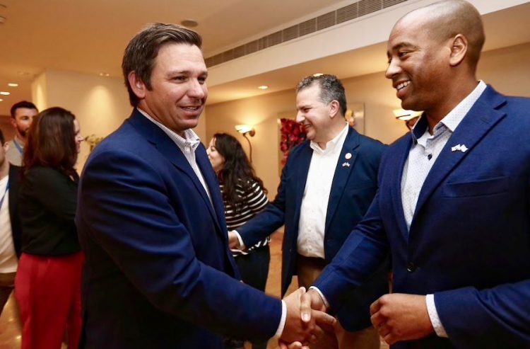 El gobernador de Florida, Ron DeSantis, a su llegada a Tel Aviv, Israel, el domingo. Foto: Oficina del Gobernador de Florida.