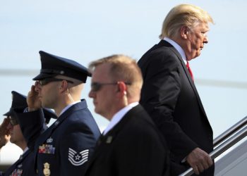 El presidente Donald Trump aborda el Air Force One  para viajar a la Base de la Fuerza Aérea de Peterson, Colorado, y asistir a la Ceremonia de Graduación de la Academia de la Fuerza Aérea el  jueves 30 de mayo de 2019. Foto:  Andrew Harnik/AP.