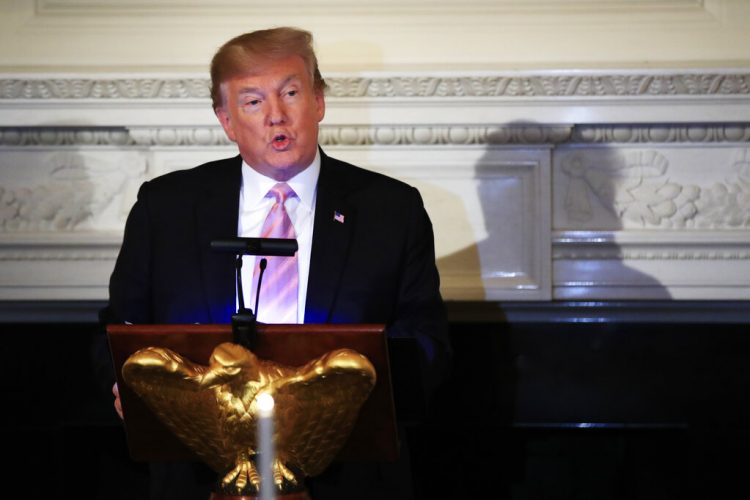 El presidente de Estados Unidos, Donald Trump, ofrece un discurso durante una cena por el Día Nacional de la Oración, en la Casa Blanca, Washington, el 1ro de mayo de 2019. Foto: Manuel Balce Ceneta / AP.
