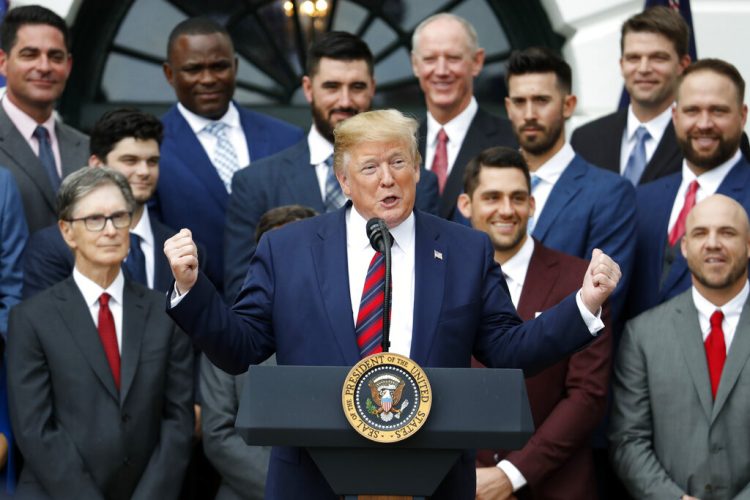El presidente Donald Trump durante una ceremonia en la Casa Blanca, donde homenajeó a los Medias Rojas de Boston, campeones de la Serie Mundial, el jueves 8 de mayo de 2019. (AP Foto/Pablo Martínez Monsiváis)