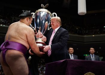 El presidente de Estados Unidos, Donald Trump, entrega la "Copa del presidente" al ganador del Gran Torneo de Sumo de Tokio, Asanoyama, en el estadio Ryogoku Kokugikan, el domingo 26 de mayo de 2019 en Tokio. (AP Foto/Evan Vucci)