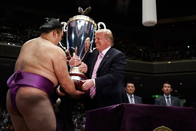 El presidente de Estados Unidos, Donald Trump, entrega la "Copa del presidente" al ganador del Gran Torneo de Sumo de Tokio, Asanoyama, en el estadio Ryogoku Kokugikan, el domingo 26 de mayo de 2019 en Tokio. (AP Foto/Evan Vucci)