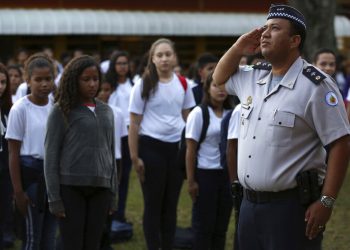 En esta imagen tomada el 28 de marzo de 2019, el mayor Edney Freire hace un saludo militar durante la ceremonia de la bandera en el patio principal de la escuela estatal número 7 de Ceilandia, en Brasilia, Brasil. Foto: Eraldo Peres / AP.