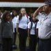 En esta imagen tomada el 28 de marzo de 2019, el mayor Edney Freire hace un saludo militar durante la ceremonia de la bandera en el patio principal de la escuela estatal número 7 de Ceilandia, en Brasilia, Brasil. Foto: Eraldo Peres / AP.