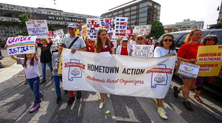 Manifestantes por los derechos de la mujer marchan al Congreso de Alabama para protestar la sanción de una ley que criminaliza el aborto en casi todos los casos, sin excepciones para la violación o el incesto, en Montgomery, Alabama, 19 de mayo de 2019. Foto: Butch Dill / AP / Archivo.