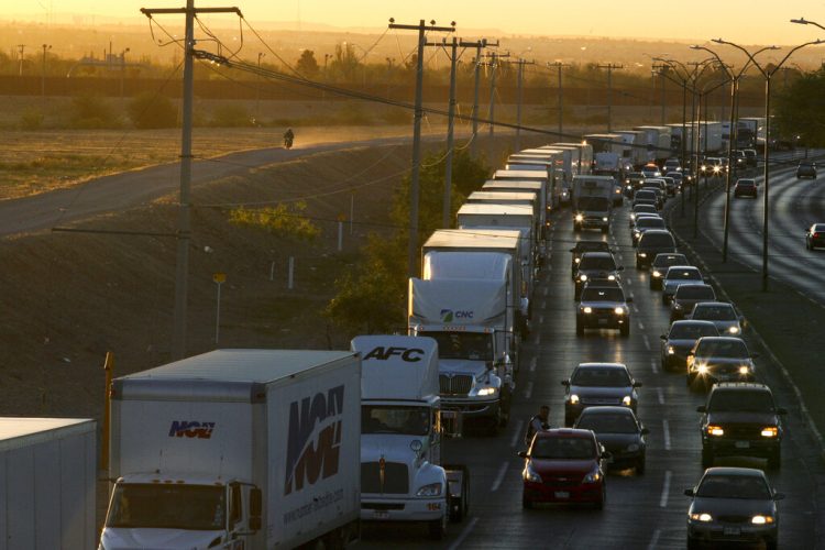 En esta imagen del 9 de abril de 2019, camiones aguardan para cruzar la frontera con Estados Unidos en Ciudad Juárez, México. (AP Foto/Christian Torres, Archivo)