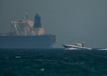Un buque de la guardia costera emiratí pasa cerca de un petrolero frente a la costa de Fujairah, Emiratos Árabes Unidos, el lunes 13 de mayo de 2019. Foto Jon Gambrell/AP.