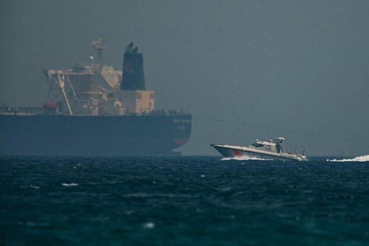 Un buque de la guardia costera emiratí pasa cerca de un petrolero frente a la costa de Fujairah, Emiratos Árabes Unidos, el lunes 13 de mayo de 2019. Foto Jon Gambrell/AP.