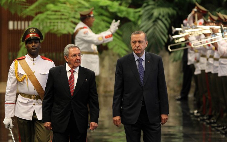 El presidente turco Recep Tayyip Erdogan (d) junto al entonces mandatario cubano Raúl Castro, durante su visita a La Habana en febrero de 2015. Foto: EFE / Archivo.