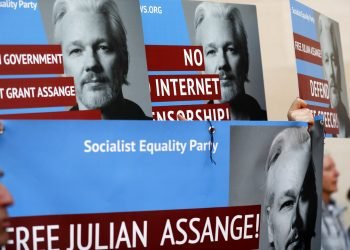 Manifestantes con carteles con la imagen del fundador de WikiLeaks, Julian Assange, protestan en la entrada del tribunal de Westminster, en Londres, el 2 de mayo de 2019. Foto: Frank Augstein / AP.