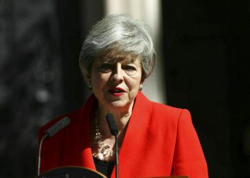 La primera ministra de Gran Bretaña, Theresa May, anuncia su renuncia en el exterior de su residencia oficial, en el 10 de Downing Street, en Londres, el 24 de mayo de 2019. Foto: Yui Mok / PA vía AP.
