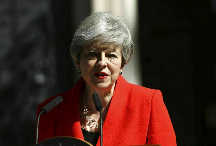 La primera ministra de Gran Bretaña, Theresa May, anuncia su renuncia en el exterior de su residencia oficial, en el 10 de Downing Street, en Londres, el 24 de mayo de 2019. Foto: Yui Mok / PA vía AP.