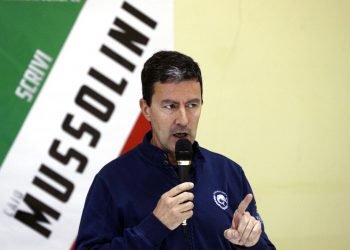 El candidato del partido Hermanos de Italia para las elecciones europeas, Caio Giulio Cesare Mussolini, ofrece un discurso durante un acto de campaña en Sirignano, en el sur de Italia. Foto: Gregorio Borgia/AP.