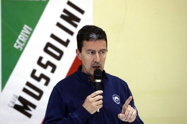 El candidato del partido Hermanos de Italia para las elecciones europeas, Caio Giulio Cesare Mussolini, ofrece un discurso durante un acto de campaña en Sirignano, en el sur de Italia. Foto: Gregorio Borgia/AP.