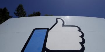 El logo de Facebook en la sede de la compañía en Menlo Park, California, el 25 de abril de 2019. Foto: Jeff Chiu / AP / Archivo.