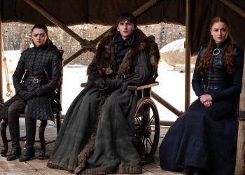 En esta imagen difundida por HBO, Maisie Williams, Isaac Hempstead Wright y Sophie Turner, de izquierda a derecha, en una escena del capítulo final de "Game of Thrones" que se transmitió el domingo 19 de mayo del 2019. Foto: HBO vía AP.