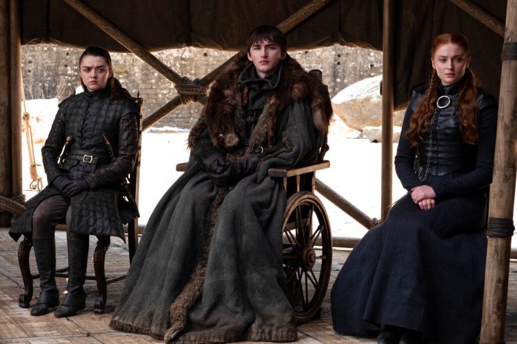 En esta imagen difundida por HBO, Maisie Williams, Isaac Hempstead Wright y Sophie Turner, de izquierda a derecha, en una escena del capítulo final de "Game of Thrones" que se transmitió el domingo 19 de mayo del 2019. Foto: HBO vía AP.