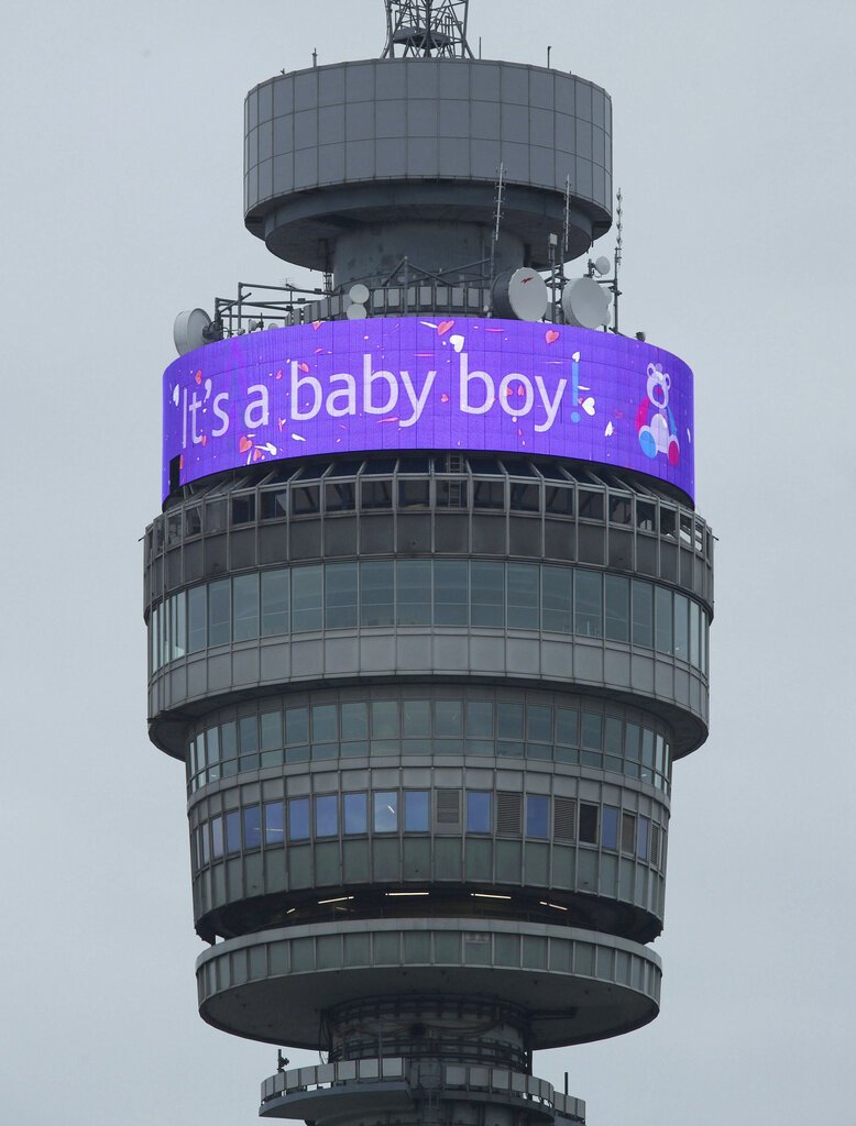 La torre BT muestra un mensaje en celebración del nacimiento del primogénito del príncipe Enrique y Meghan, duquesa de Sussex en Londres el lunes 6 de mayo de 2019. (Yui Mok/PA via AP)
