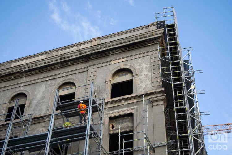 Hotel Corona, en construcción en lo que antes fuera una célebre fábrica de tabacos. Foto: Otmaro Rodríguez.